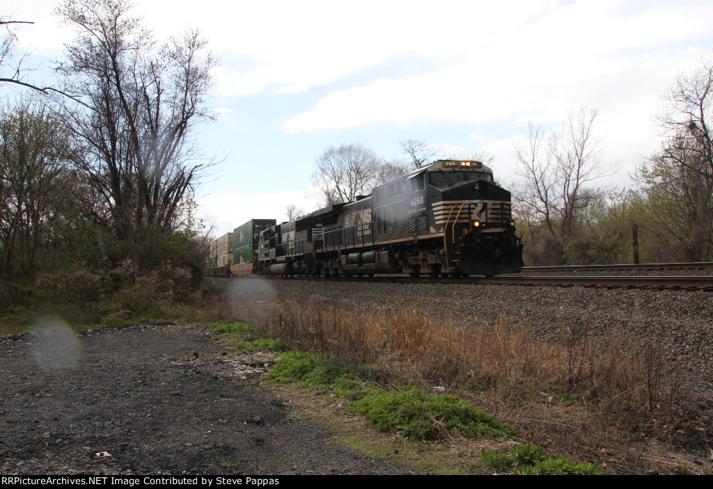 NS 4268 leads train 20H down the siding at Cove PA
